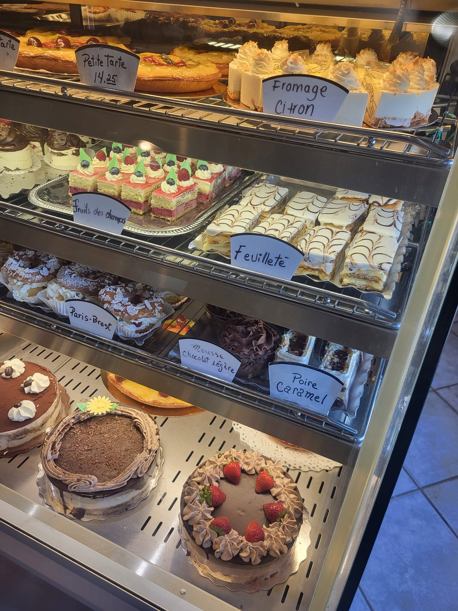 Vitrine de pâtisseries artisanales de la Pâtisserie Mergeay